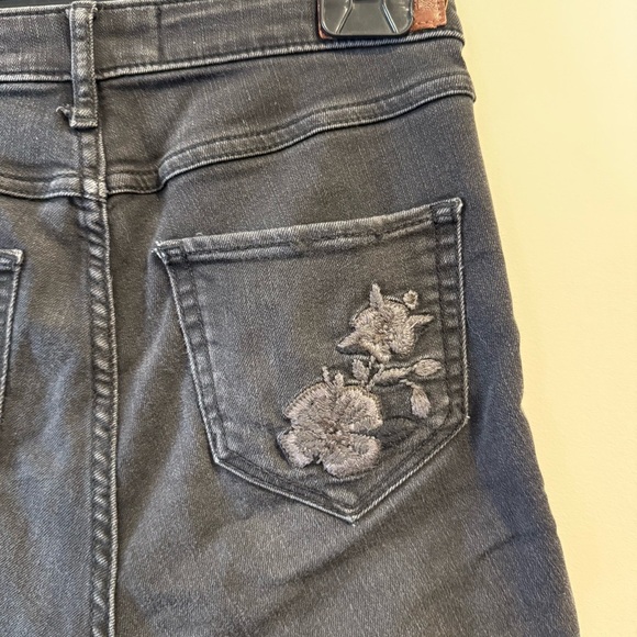 Hollister | women's W25'' dark grey high waisted skinny shorts enbroidery - Picture 4 of 7